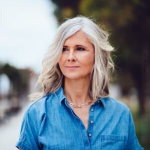 Everything You Need to Know About Visiting a Plastic Surgeon for a Facelift