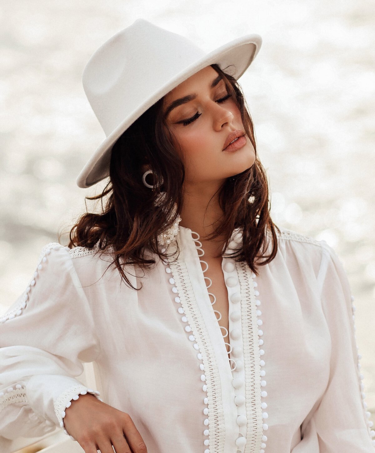 blow lift model wearing white shirt and hat