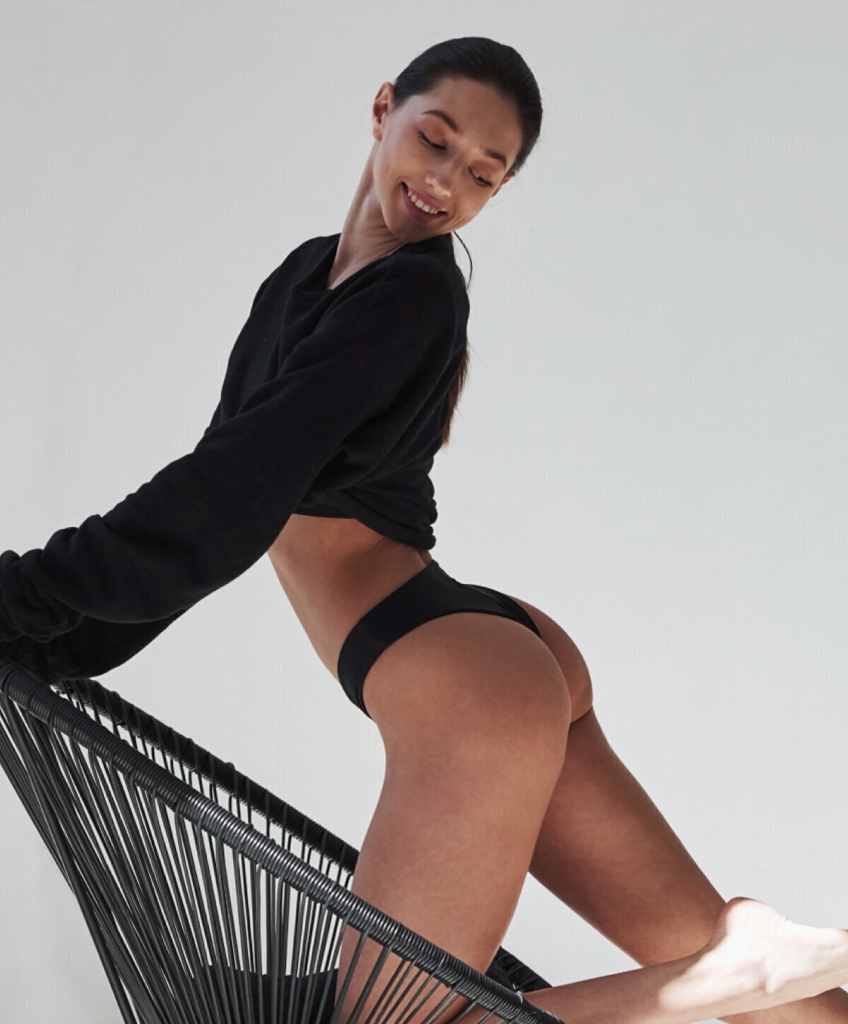 dallas thigh lift model in black top